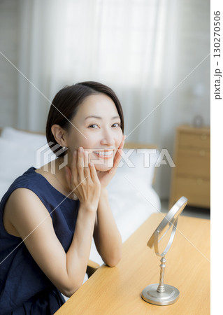 スキンケアするミドル女性 130270506