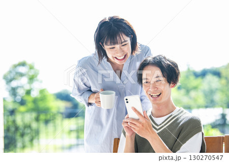 スマホで検索をする夫婦 スマホで検索をする夫婦 130270547