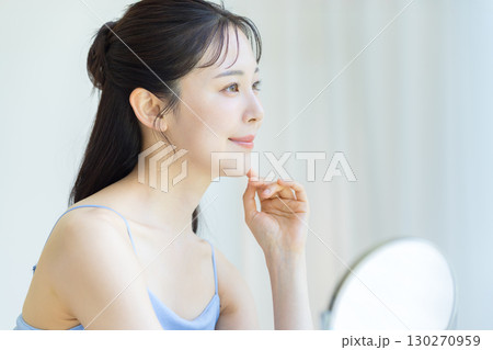 スキンケアをする女性 スキンケアをする女性 130270959