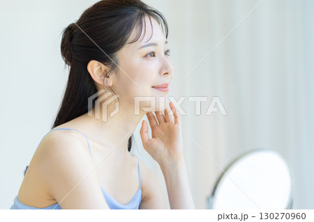 スキンケアをする女性 スキンケアをする女性 130270960
