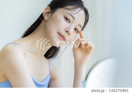 スキンケアをする女性 130270961