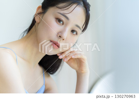 スキンケアをする女性 スキンケアをする女性 130270963
