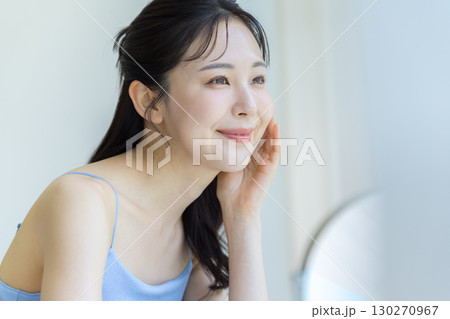 スキンケアをする女性 130270967