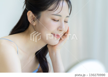 スキンケアをする女性 スキンケアをする女性 130270990