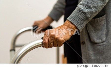 手すりにつかまって階段を上るシニア女性 手すりにつかまって階段を上るシニア女性 130271016