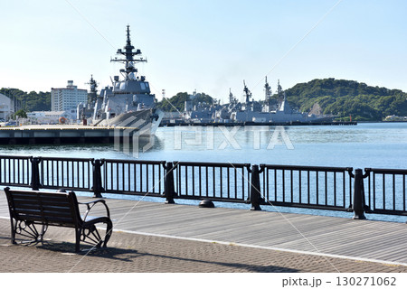 横須賀港の公園から見える軍艦 130271062