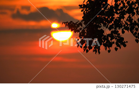 真っ赤に染まった空と沈みゆく太陽のイメージ風景 真っ赤に染まった空と沈みゆく太陽のイメージ風景 130271475