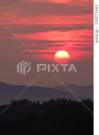 真っ赤に染まった空と沈みゆく太陽のイメージ風景 130271481