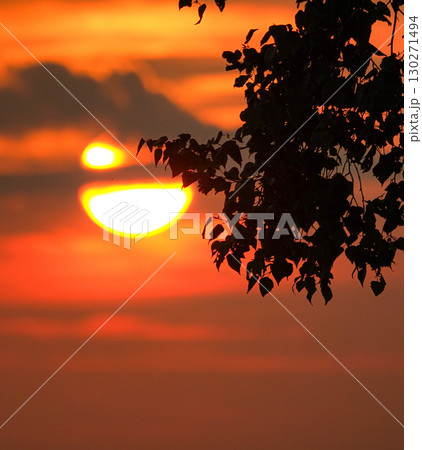 真っ赤に染まった空と沈みゆく太陽のイメージ風景 真っ赤に染まった空と沈みゆく太陽のイメージ風景 130271494