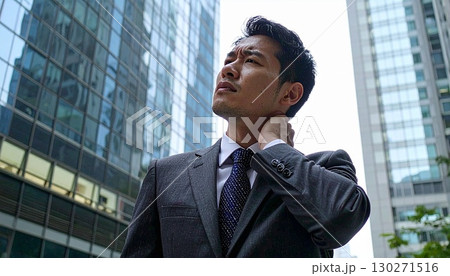 寝違えて首痛に苦しむ男性 寝違えて首痛に苦しむ男性 130271516