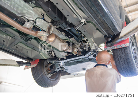 作業をしている自動車整備士 作業をしている自動車整備士 130271751
