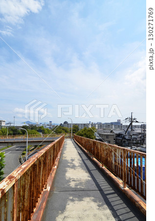 古びた歩道橋の風景 130271769