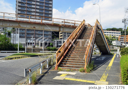 古びた歩道橋の風景 古びた歩道橋の風景 130271776