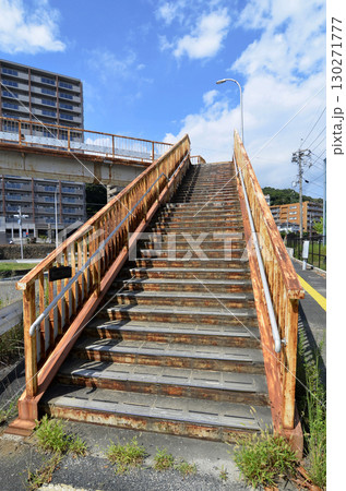 古びた歩道橋の風景 130271777