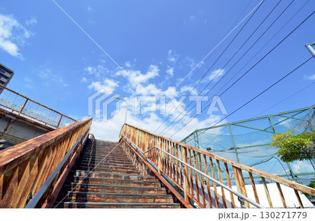 古びた歩道橋の風景 130271779