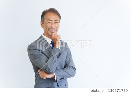 考えるシニアビジネスマン 130271789