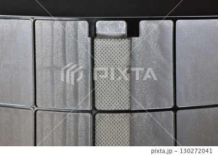 うっすらと埃のたまったエアコンフィルター   130272041