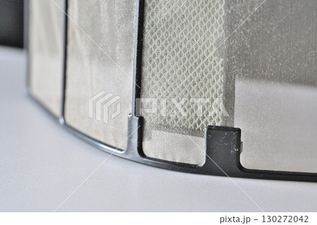 うっすらと埃のたまったエアコンフィルター うっすらと埃のたまったエアコンフィルター 130272042