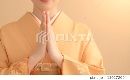 祈りのため両手をあわせる日本女性の手 130272094