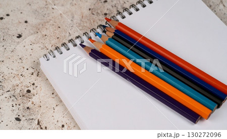 ノートと色鉛筆 130272096