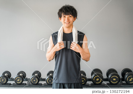 トレーニングジムにいるスポーツウェア姿の若いアジア人男性 トレーニングジムにいるスポーツウェア姿の若いアジア人男性 130272194