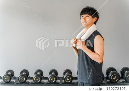 トレーニングジムにいるスポーツウェア姿の若いアジア人男性 130272195