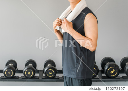 トレーニングジムにいるスポーツウェア姿の若いアジア人男性 トレーニングジムにいるスポーツウェア姿の若いアジア人男性 130272197