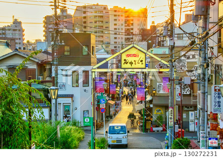 東京都　谷中ぎんざ・谷中銀座商店街　夕やけだんだんからの夕暮れ風景　谷根千散歩コース 130272231