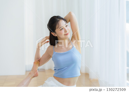 リビングでヨガをする女性 130272509