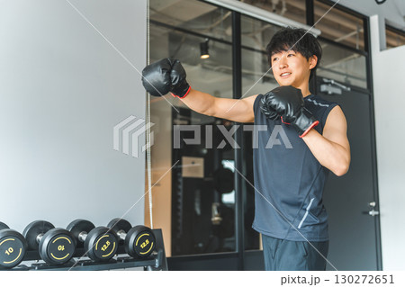 ジム,トレーニングジムでボクササイズをする若いアジア人男性 ジム,トレーニングジムでボクササイズをする若いアジア人男性 130272651