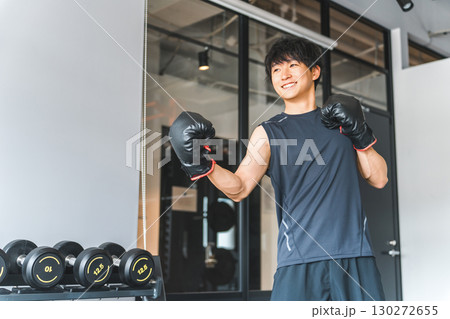 ジム,トレーニングジムでボクササイズをする若いアジア人男性 130272655