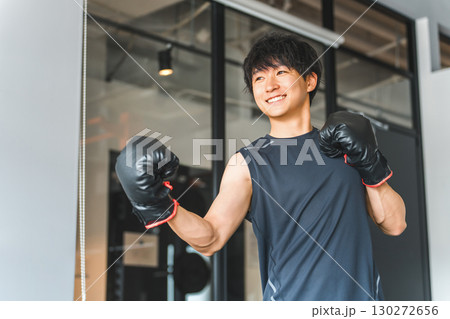 ジム,トレーニングジムでボクササイズをする若いアジア人男性 130272656