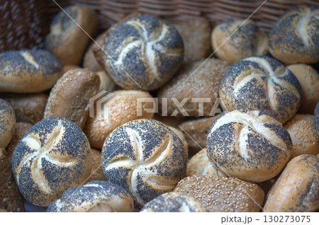 デンマークの朝食のパン 130273075