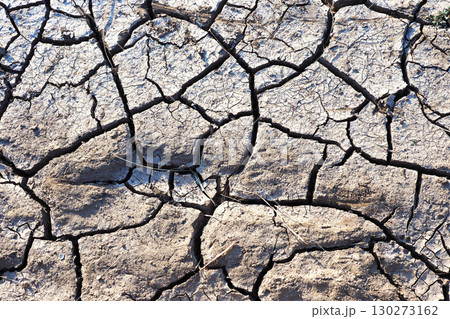 水不足　渇水　干ばつ　water shortage  water deficit 130273162