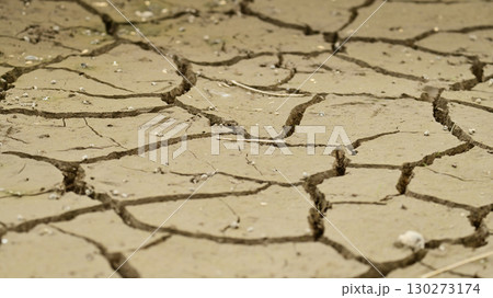 水不足　渇水　干ばつ　water shortage  water deficit 130273174