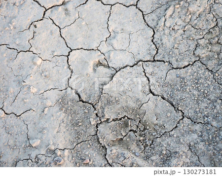 水不足　渇水　干ばつ　water shortage  water deficit 130273181