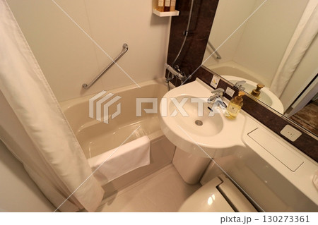 ビジネスホテルのユニットバス 130273361