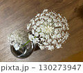 花瓶に差した白いレースフラワー 130273947