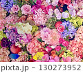 色とりどりのバラ等の花がランダムに並べられている背景画像 130273952