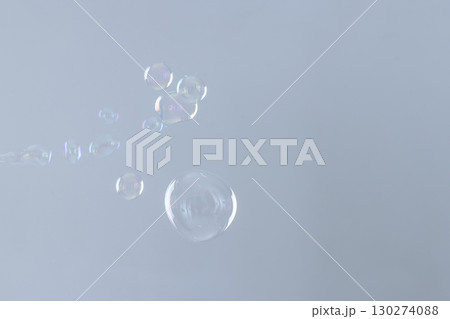 シャボン玉　soap bubbles 130274088