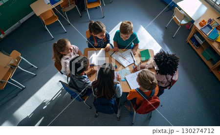 教室で勉強する外国人の子供たち 130274712