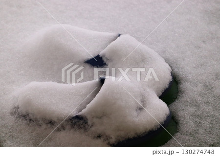 ベランダに積もる雪とサンダル｜生活感ある冬素材 130274748