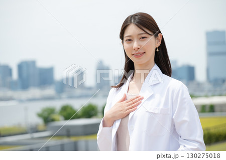 白衣を着た女性 130275018