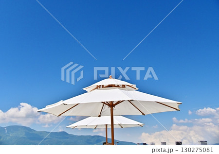 白いパラソルのあるアルプス大展望台の夏景色 白いパラソルのあるアルプス大展望台の夏景色 130275081