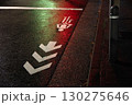 赤信号に照らされる雨に濡れた自転車専用通行帯 130275646