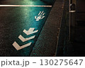 青信号に照らされる雨に濡れた自転車専用通行帯 130275647