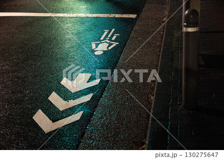 青信号に照らされる雨に濡れた自転車専用通行帯 青信号に照らされる雨に濡れた自転車専用通行帯 130275647