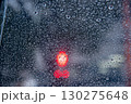 ビニール傘越しの赤信号 130275648