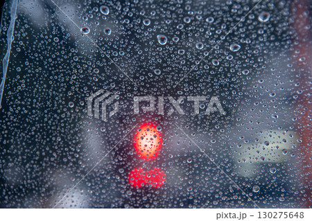 ビニール傘越しの赤信号 130275648