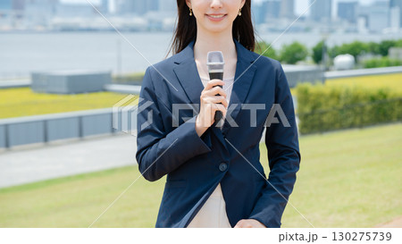 マイクを持った女性 130275739